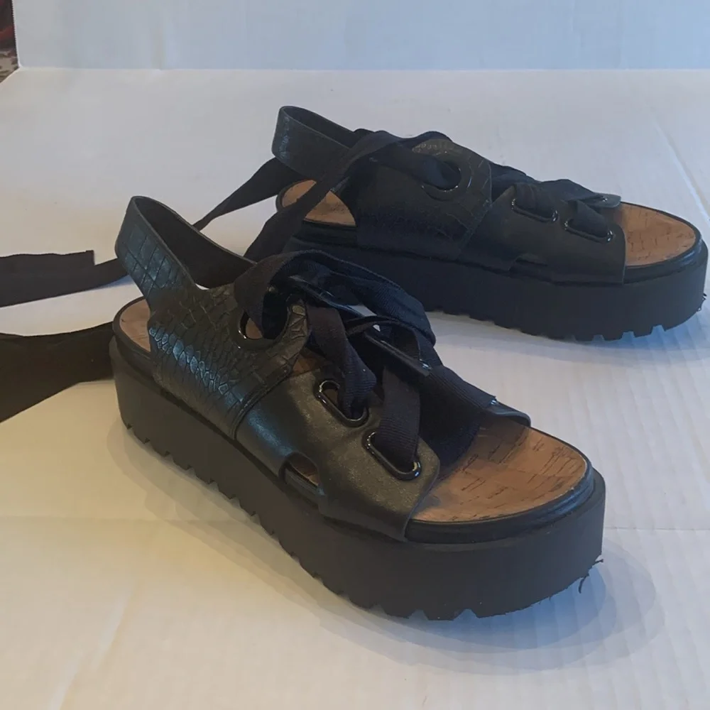 VGUC Urban Outfitters size 38 US 7 platform black lace up shoes